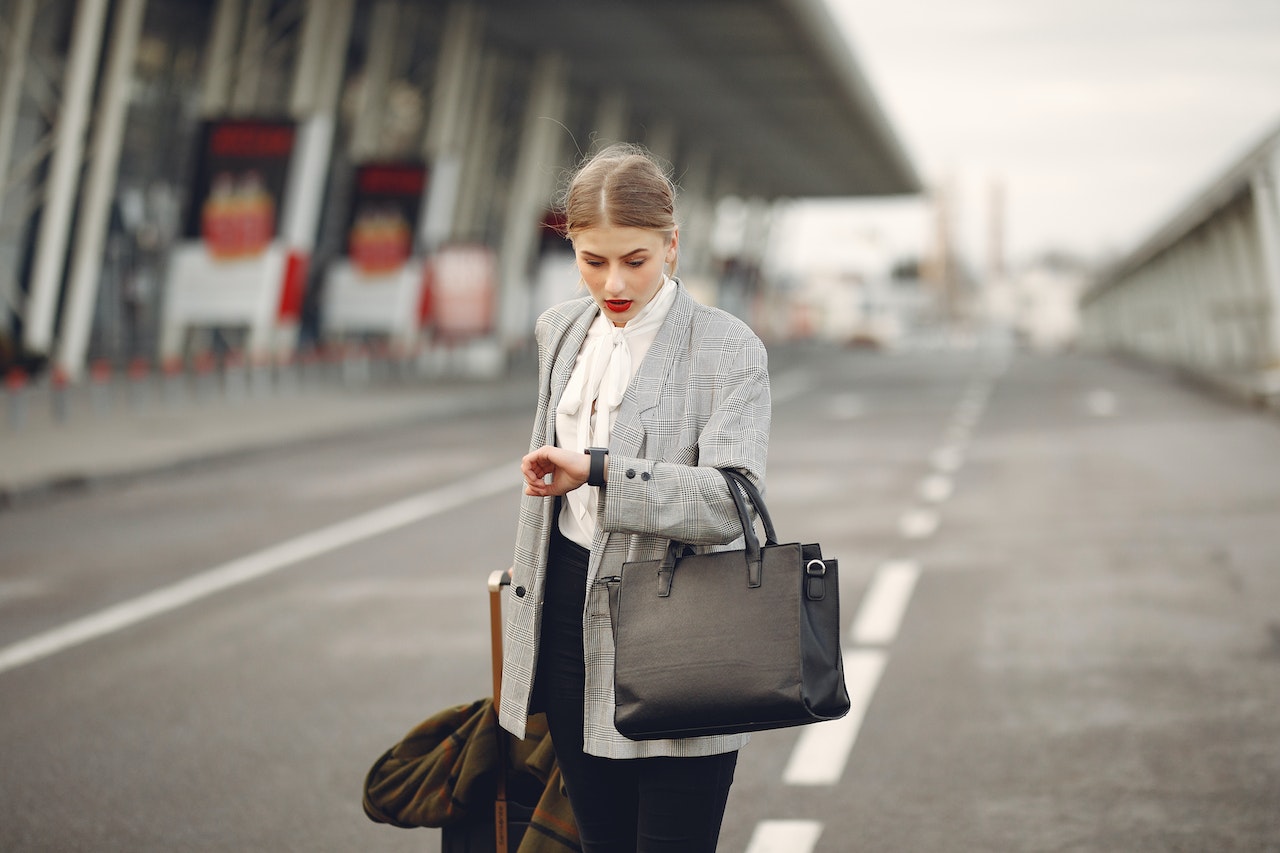13 Best Clothing Ideas To Wear On a Plane